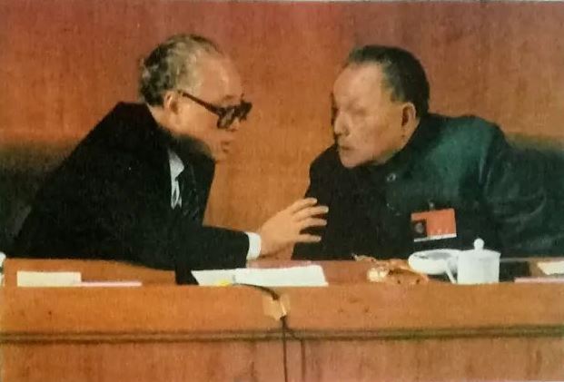 Deng Xiao Ping (kanan) dan Zhao Ziyang (kiri). DOK. EDITOR
