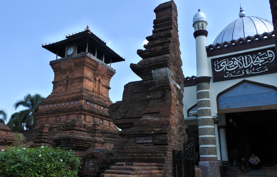 Menara dan Masjid Kudus, saat kebudayaan Corak Islam dan kebudayaan Hindu-Buddha bertemu.