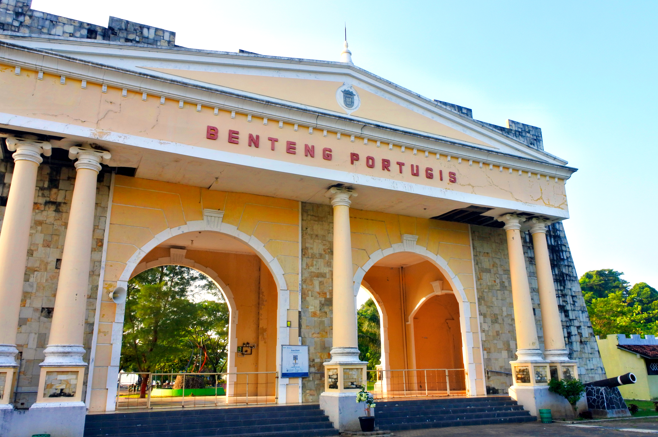 Gerbang depan Benteng Portugis Jepara, yang dibangun secara patungan oleh Kesultanan Mataram Islam bersama Portugis. Untuk kepentingan menghalau musuh bersama yaitu VOC.